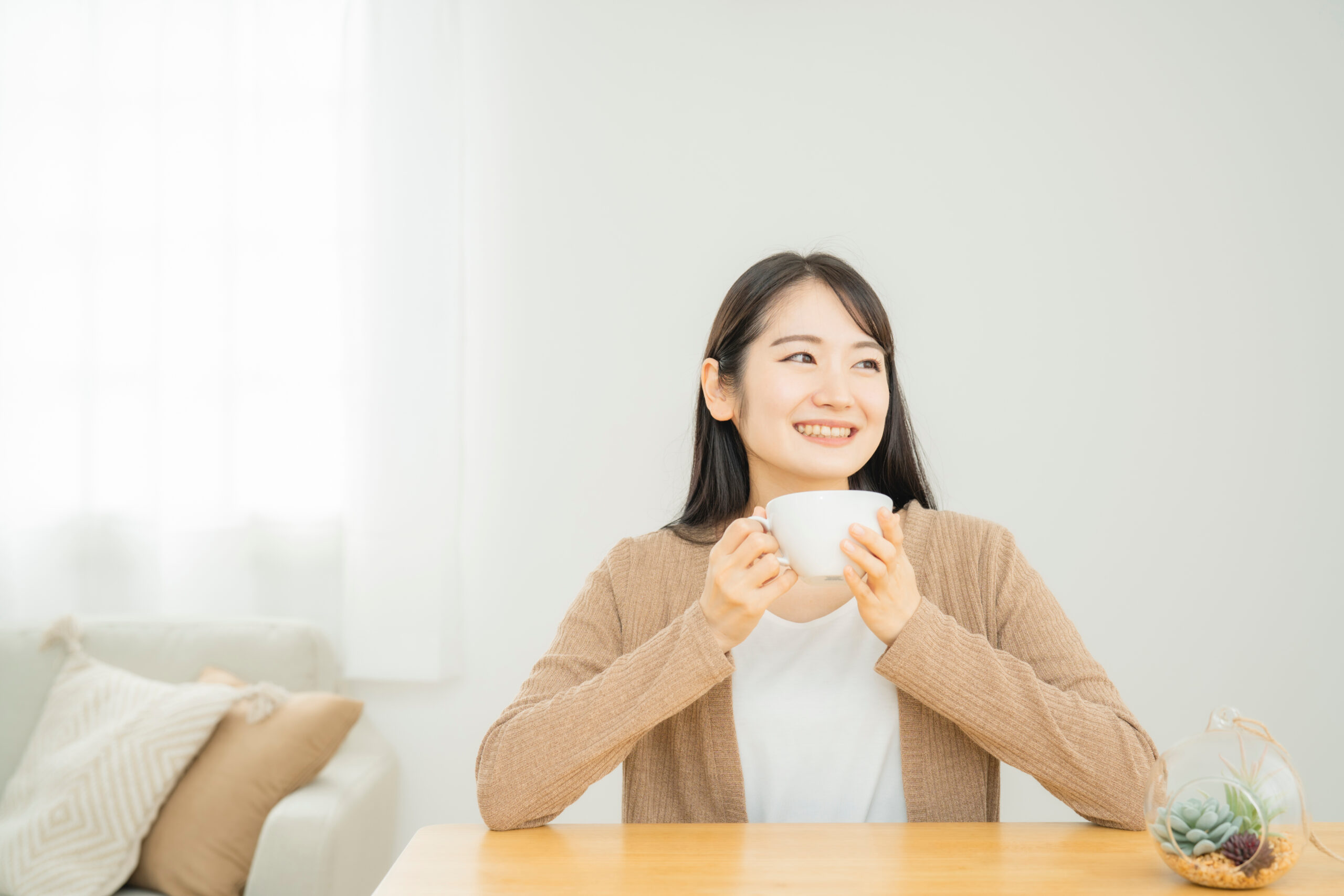 ほっと一息つく女性の写真